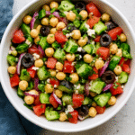 Copa de mousse de chocolate con nata montada y frutos rojos